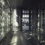 موسسه ی جهان عرب (DU MONDE ARABE) ، پاریس، فرانسه (1987-1981). معمار: استودیوی معماری ژان نوول(Jean Nouvel) . گیلبرت لزنس (Gilbert Lézénès)، پیر سوریا (Pierre Soria). تصویر © جورجس فسی(Georges Fessy)